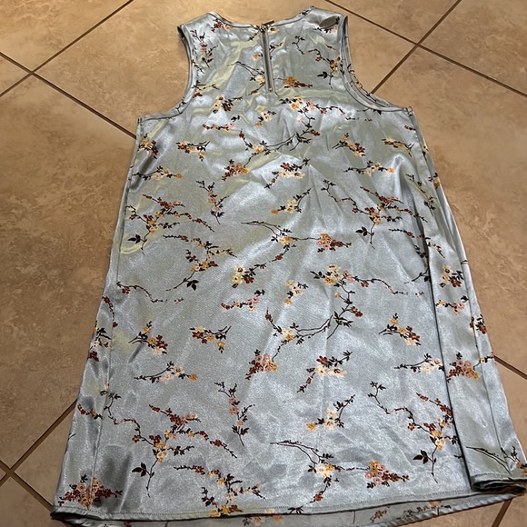 EUC Kimchi Blue satin floral dress - Picture 9 of 9